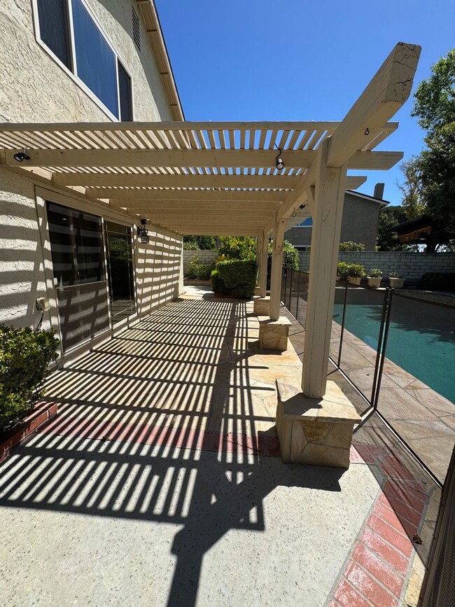 Building Photo - Light-Filled Home with Resort-Style Backyard in Thousand Oaks