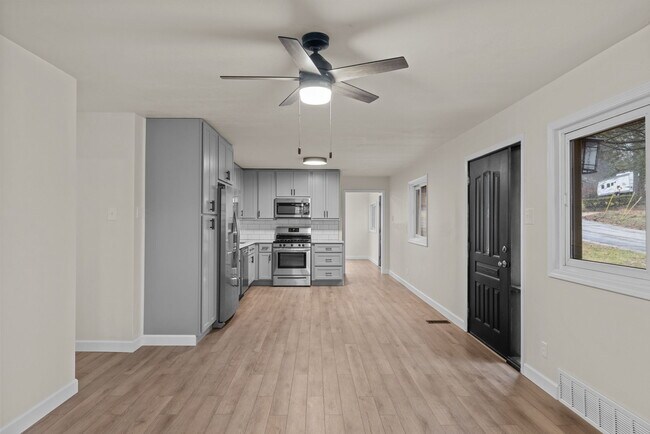 Building Photo - 2410 Bruno Ave