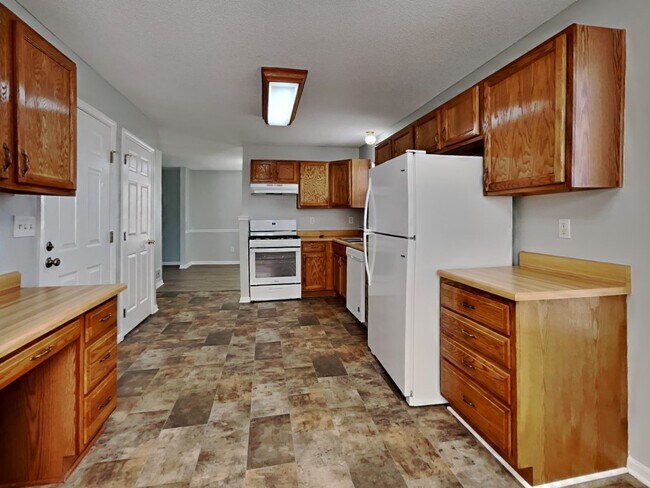 Building Photo - Charming 4-Bed Home in Kansas City with Garage Parking