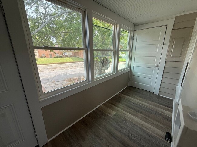 Building Photo - 708 Woodrow St S