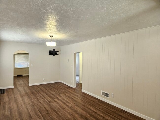 Building Photo - 1133 N Hayes Ave