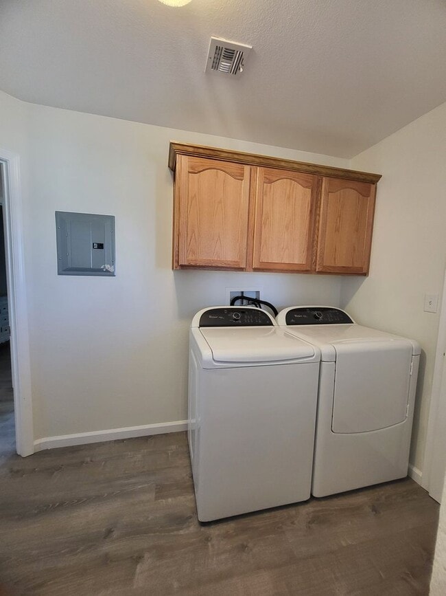 Building Photo - GOLDEN SPRINGS RANCH U8 - W. Betty Avenue