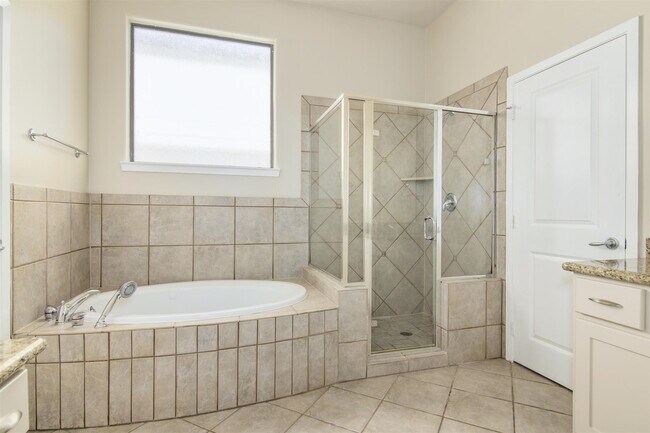 Building Photo - 5227 Lillian St