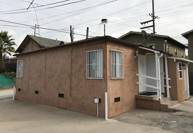 Building Photo - 2-bedroom Detached House w/ Gated Driveway!