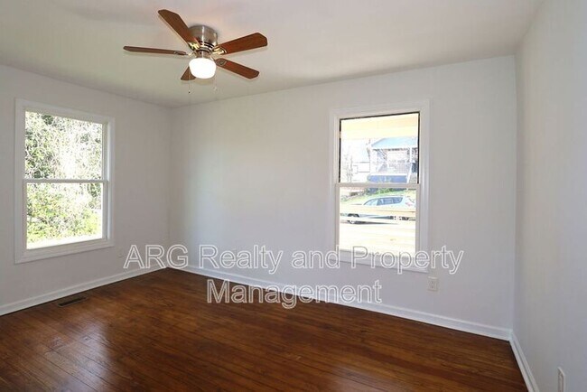 Building Photo - 1095 Ira St SW