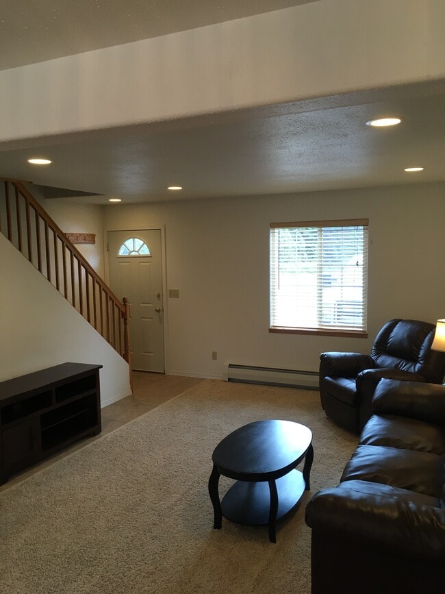 Building Photo - 36185 Dawn Dr