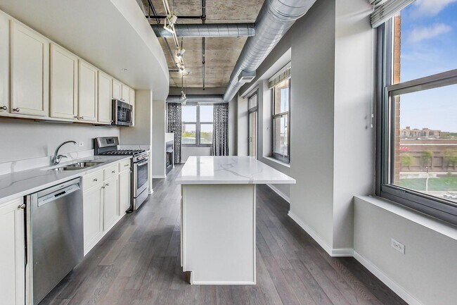 Building Photo - 933 W Van Buren St
