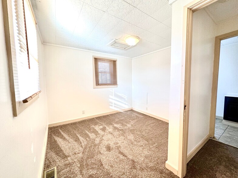 Building Photo - 8 W Lutton St