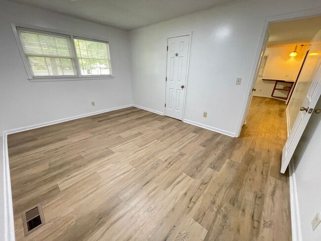 Building Photo - Fantastic location near downtown Pittsboro...