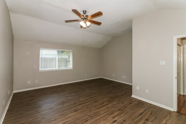 Building Photo - 2203 St James Pl