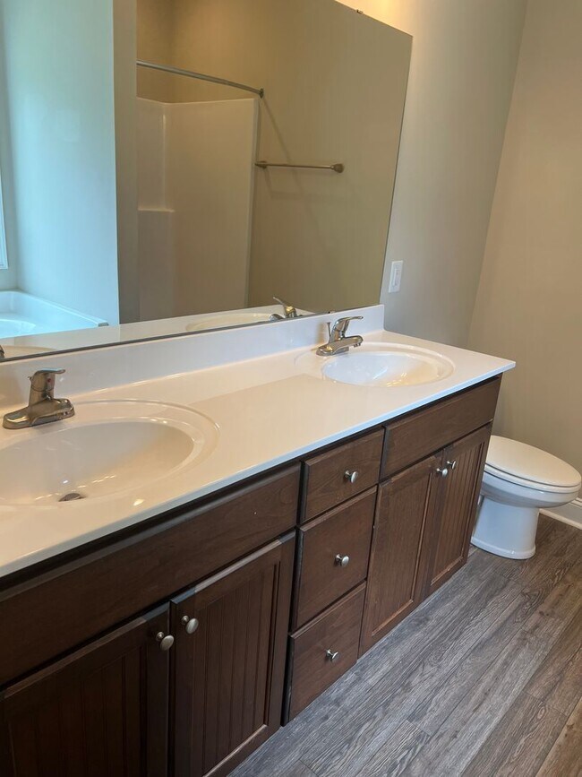 Building Photo - BEAUTIFUL 3 bedroom 2 bath home on a corne...
