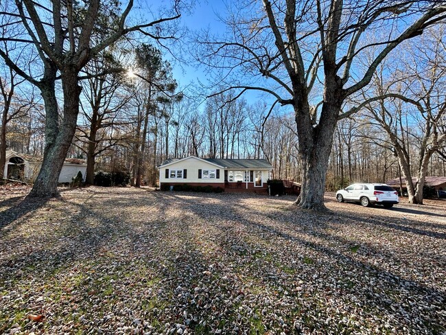 Building Photo - Charming 3Br in Oak Ridge on One Acre Lot!