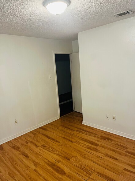 Building Photo - 1365 Middle Ring Rd