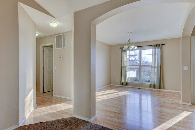 Building Photo - 325 Tall Oaks Dr