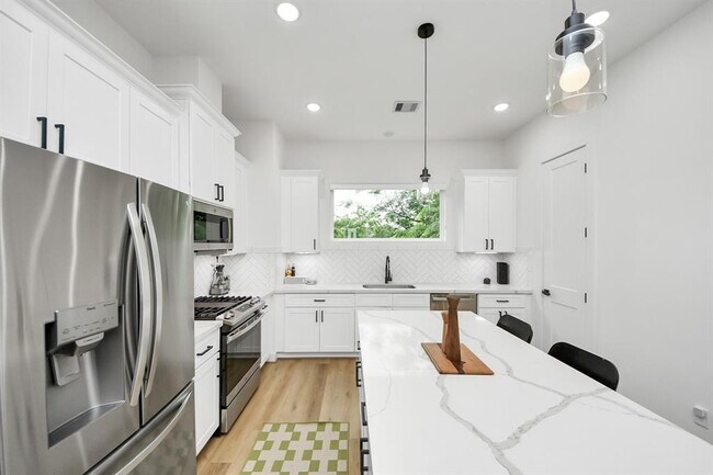 Building Photo - 3022 Live Oak St