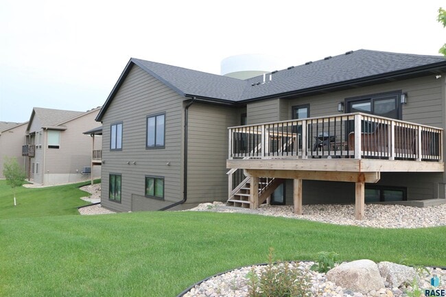 Building Photo - 2701 W Oak Hill Dr