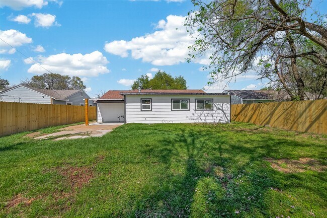 Building Photo - 3209 McCrarey Dr