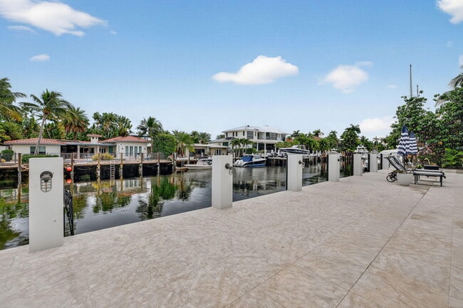 Building Photo - 400 Mola Ave