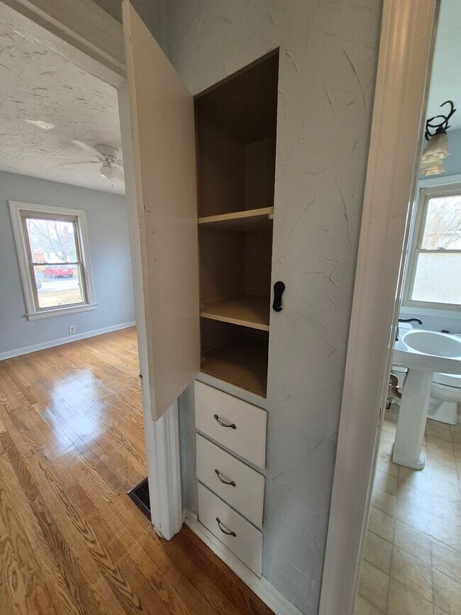 Building Photo - Charming 2-bedroom home!