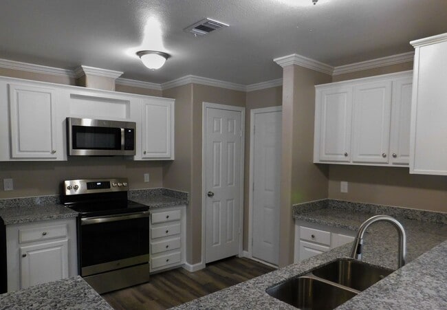 Building Photo - 107 Varsity Dr