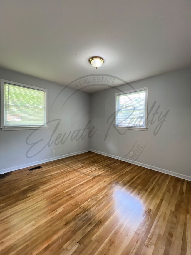 Building Photo - All Brick, 3 Bedroom Ranch in Hendersonvil...