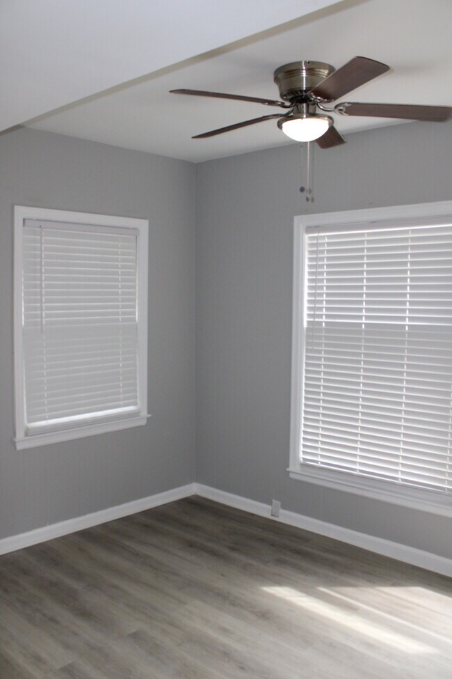 Building Photo - Unique Rental in Grandview with 3 bay gara...