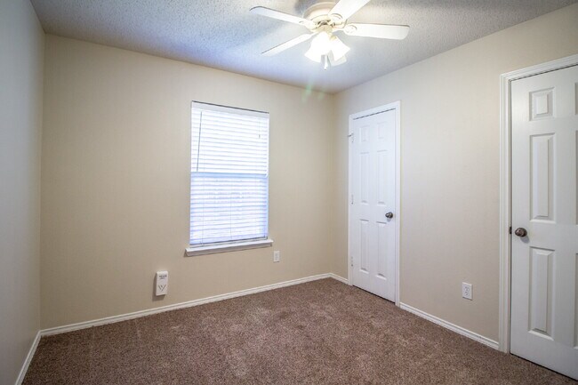 Building Photo - "Charming 3-Bed, 2-Bath Home!"