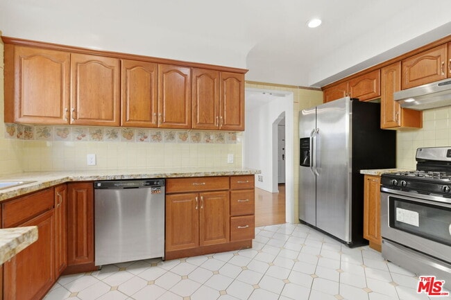 Building Photo - 307 S Doheny Dr