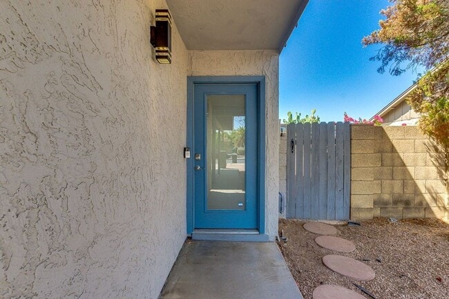 Building Photo - Modern 3 BD 2 BA Home on Mesa/Chandler/Tempe Border!