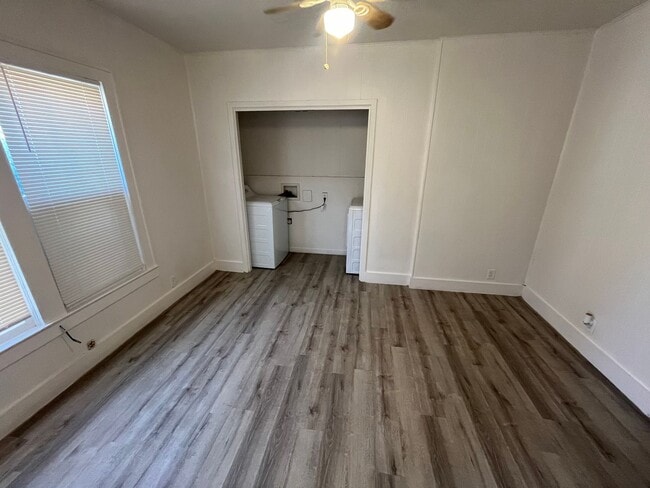 Building Photo - 2/1 with all major appliances two blocks f...