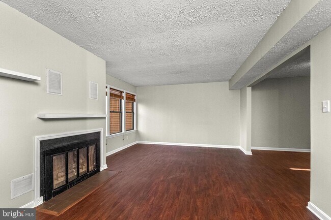 Building Photo - Red Oak