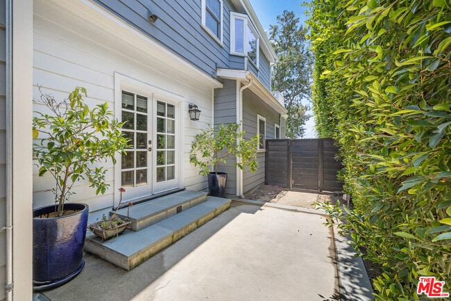 Building Photo - 1147 Centinela Ave