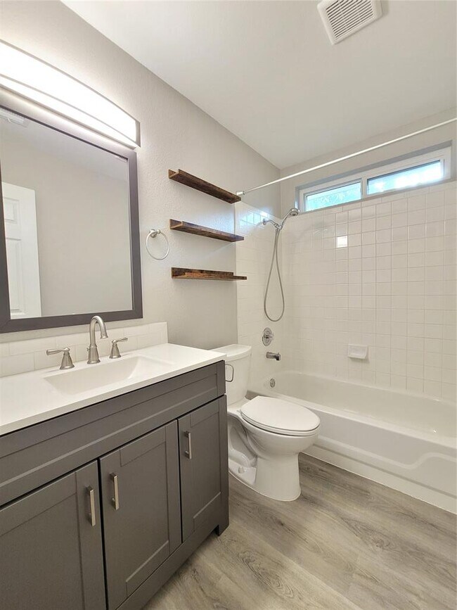 Building Photo - 804 Kavanagh Dr