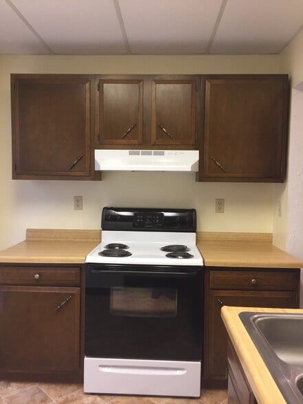 Kitchen - 406 Poplar St