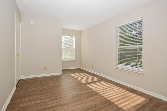 Building Photo - 1918 Dutch Elm Dr