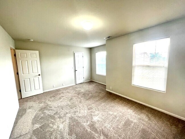 Building Photo - Centrally Located Townhouse Available!