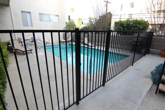 Building Photo - 1450 S Bundy Dr