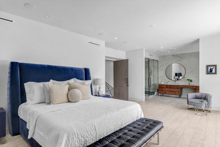 Building Photo - 1724 N Sierra Bonita Ave