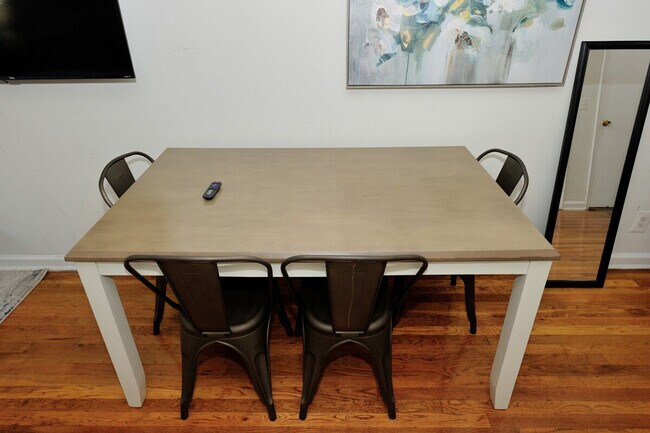 Building Photo - 442 E 78th St