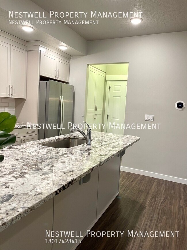 Building Photo - Amazing End-Row Townhome in Traverse Mountain
