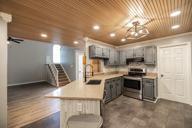 Building Photo - 5516 Oakside Dr