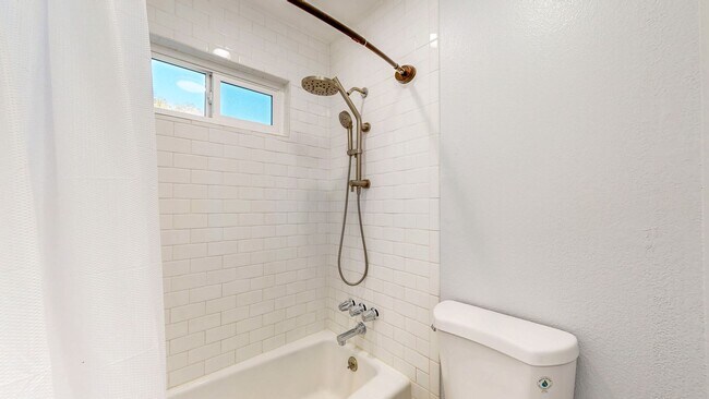 Building Photo - Cozy 2 Bedroom 1.5 Bath with Private Yard and Two Car Garage !