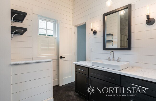 Building Photo - Coming Soon!  Remodeled Sellwood Bungalow