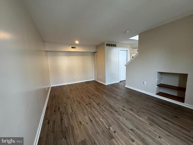 Building Photo - 1405 Roberts Way