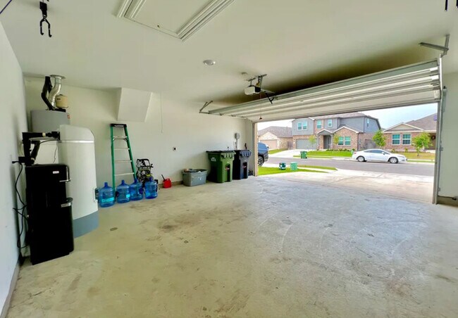 Building Photo - Modern 4-Bed, 2-Bath Retreat with Soaking ...