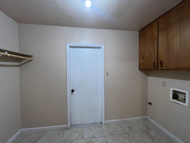 Building Photo - THREE BEDROOM 2 BATH HOUSE ON THE SOUTH SIDE