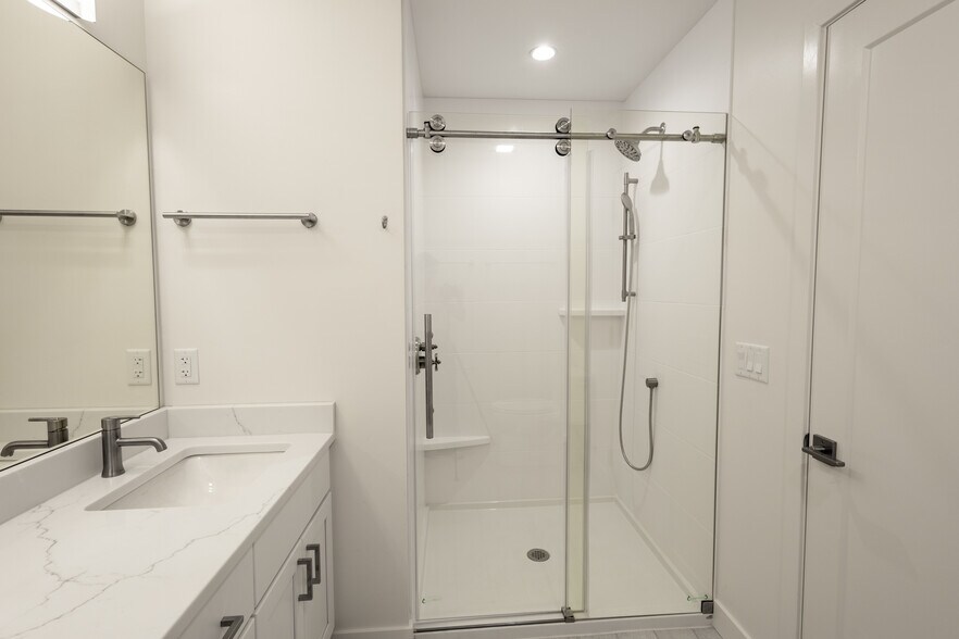 Building Photo - 814 7th St