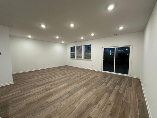 Building Photo - 2482 Van Fleet Cir