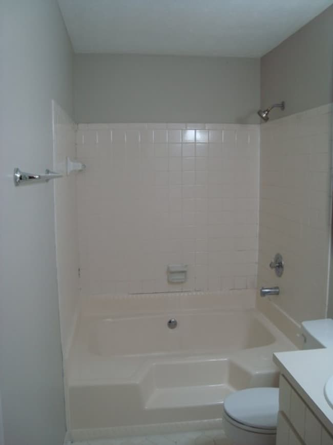 Building Photo - Three bedroom/2bathroom Condo available fo...