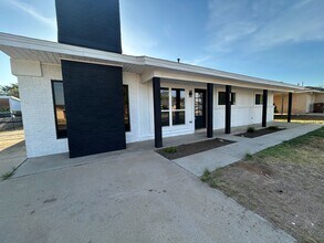 Building Photo - 2509 Larry Dr